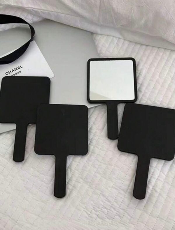 Petit miroir, carré noir
