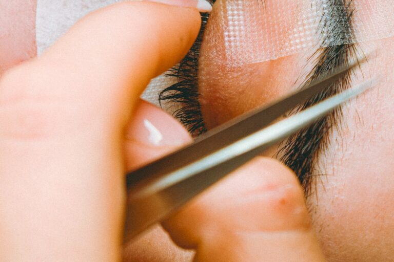 Extensions de cils qui tombent : 7 erreurs de pose et comment les éviter