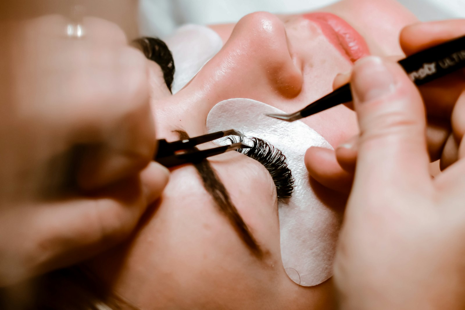 Cil à cil, pose mixte ou volume russe : quelle technique choisir ?